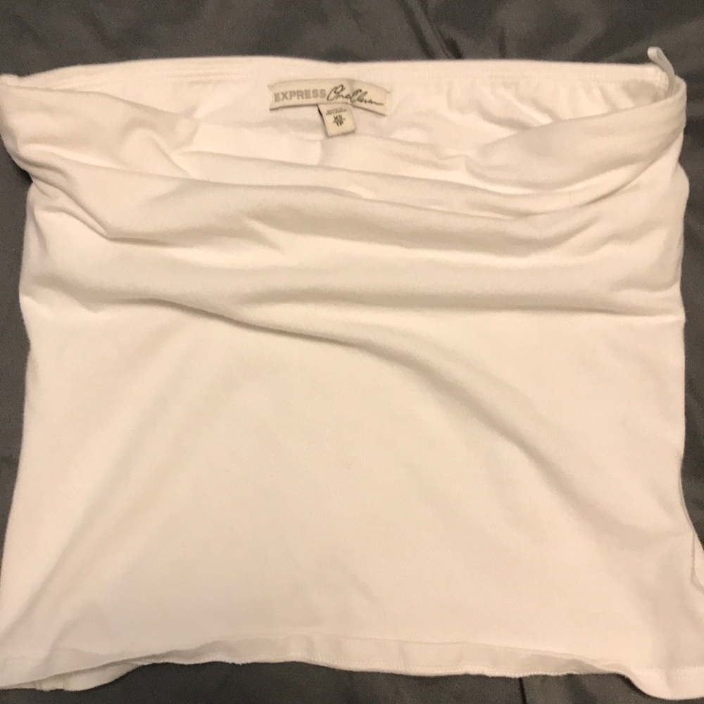 White sleeveless crop top